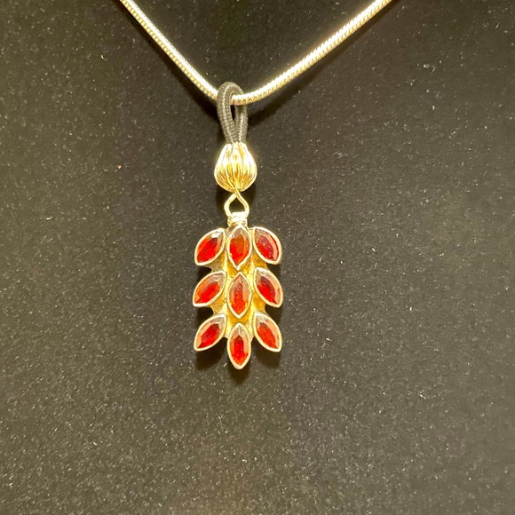 Fine silver, Real Garnet pendant. - Picture 1 of 2
